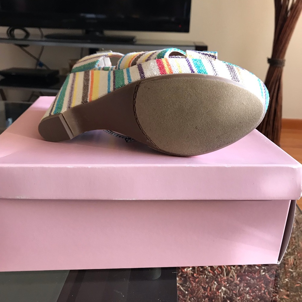 Shoes - Picture 4 of 6